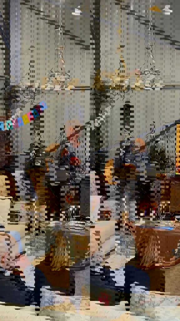 הסלון של חזית הבית 24