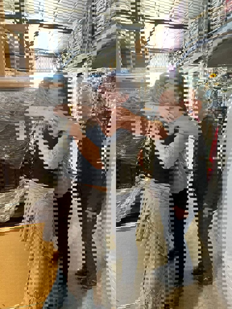 סנדרה רגע מרגש מתחילת המזים אמא ובת מניר יצחק התמונות מסכמות את עוצמת המפגש אלו תמונות הפרידה_768x1024
